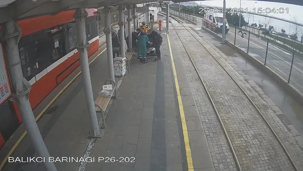 1618369802383.jpg Tramvay durağında can pazarı! Özel güvenlikten kritik müdahale - 5