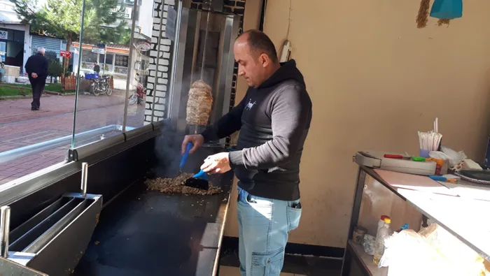 Tepki çeken görüntü! 23 kez ceza kesilen dönerci 'Genelge beni bağlamaz' deyip yaptı - 4