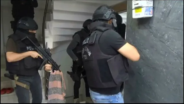 son-dakika-istanbulda-teror-orgutu-pkkya-yardim-eden-4-kisi-yakalandi-1699512685168.jpg Son dakika: İstanbul'da PKK'ya yardım eden 4 örgüt mensubu yakalandı - 1