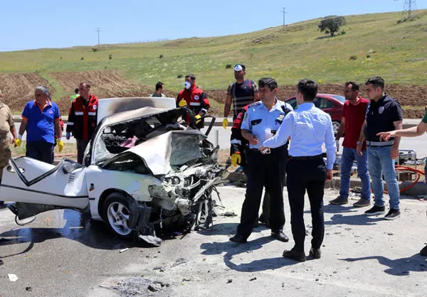 Sivas'ta korkunç kaza! Ölü ve yaralılar var - 3