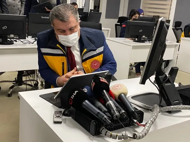 Son dakika: Yeni yıla sağlık çalışanlarıyla birlikte giren Bakan Koca'dan canlı yayında dikkat çeken "Omicron" mesajı - 3