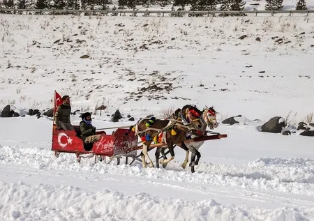 Çıldır Gölü ilgi odağı oldu! Turistler atlı kızağa hayran kaldı