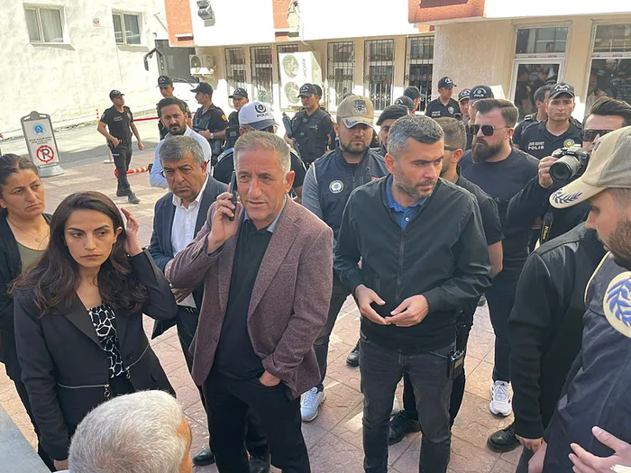 hakkari-demli-belediye-baskani-mehmet-siddik-akis-gozaltinda-polis-arama-yapiyor-1717396670440.jpg Hakkari DEM’li Belediye Başkanı Mehmet Sıddık Akış görevden alındı! Gözaltı sonrası flaş karar... - 3
