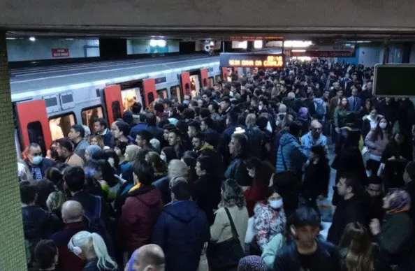 ankara-metrosunda-saatlerce-cozulemeyen-ariza-yolda-kalan-ankaralilardan-chpli-mansur-yavasa-istifa-cagrisi-1668071434670.jpg