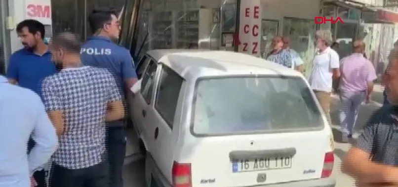 Otomobil eczaneye daldı! Korku dolu anlar