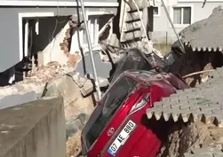 İzmir'de facianın eşiğinden dönüldü! 7 araç enkaz altında kaldı 151 kişi tahliye edildi