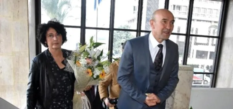 Chp Li Izmir Buyuksehir Belediye Baskani Tunc Soyer Ve Esi Neptun Soyer Gozlerini Sut Kuzularinin Parasina