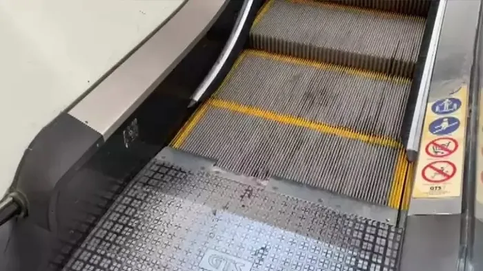 yuruyen-merdivendeki-fircalar-meger-bunun-icinmis-duyan-sasiriyor-1713355396846.jpeg Yürüyen merdivendeki fırçalar meğer bunun içinmiş! Duyan şaşırıyor...