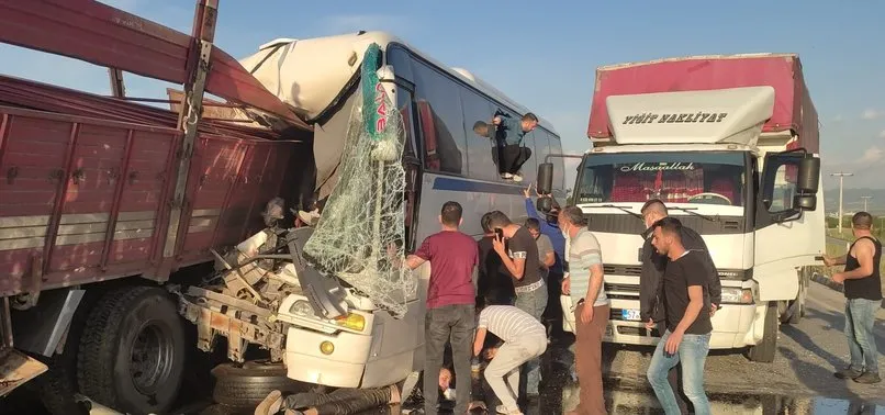 SON DAKİKA: Manisa’da işçi servisi TIR’a çarptı: Çok sayıda yaralı var