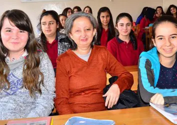 Görme engelli öğretmenin alkışlanacak azmi