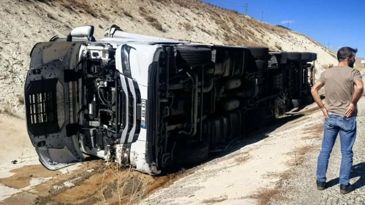 Erzurum'da yoldan çıkan TIR yan yattı!