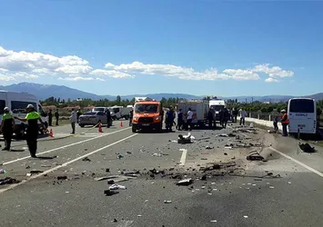 Erzincan'da feci kaza! Ölü ve yaralılar var