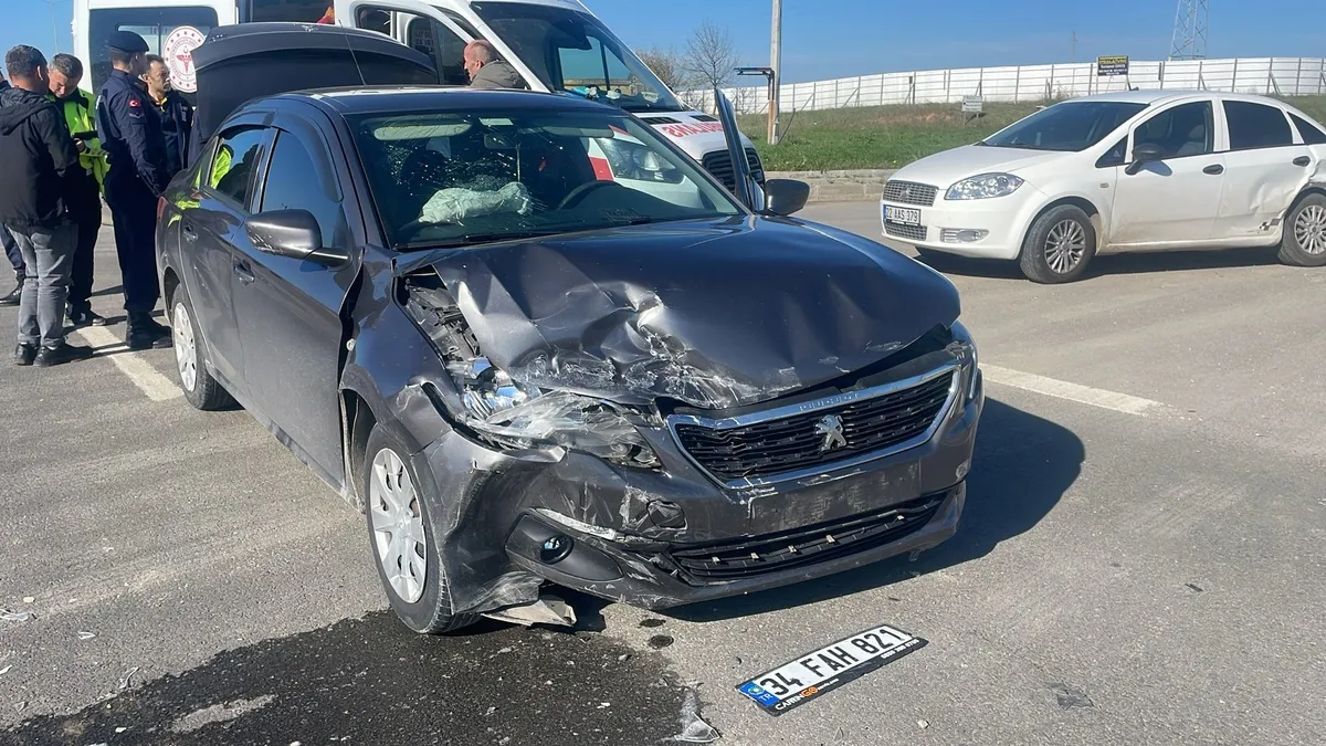 Edirne'de korkutan kaza! İki otomobil çarpıştı: 8 yaralı