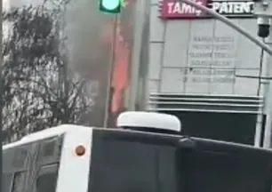 Esenyurt'ta restoranın bacasındaki yangın binaya sıçradı