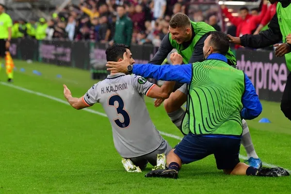 iskoclara-futbol-dersi-basaksehirden-gorkemli-baslangic-1662662788536.jpeg İskoçlara futbol dersi! Başakşehir'den görkemli başlangıç - 1