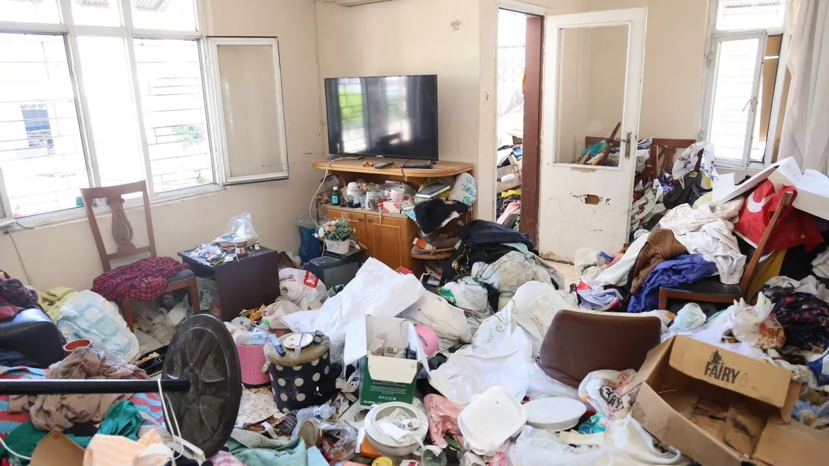 Kötü kokunun yayıldığı evden 10 kamyon çöp çıktı!