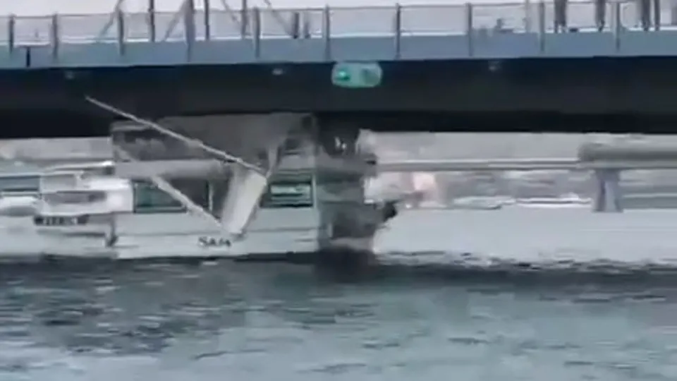 Tekne Galata Köprüsü'ne çarptı! Balıkçılar ne olduğunu anlayamadı: Köprü koptu