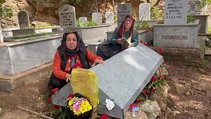 1741178122297.jpeg Hamit Aras'ın annesi Şükriye Tavşan mezarı başında ağıt yaktı. (İHA)