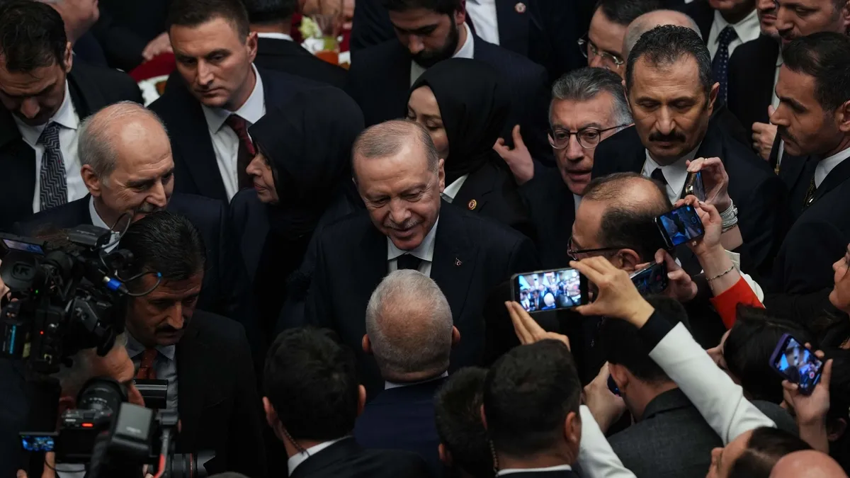 23 Nisan resepsiyonunda samimi anlar: Başkan Erdoğan parti temsilcileriyle tek tek selamlaştı