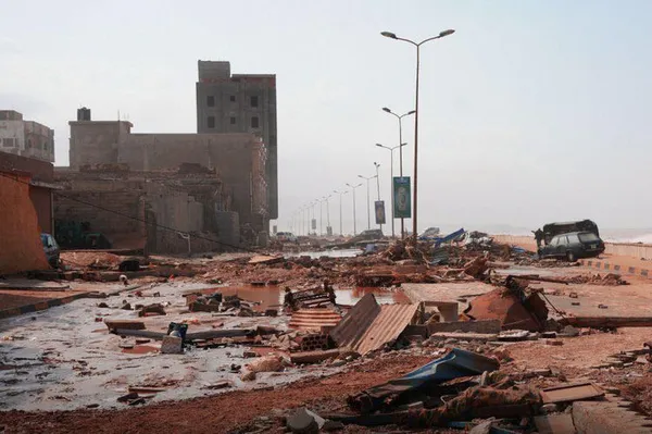 sel-vuran-libyada-alevler-yukseldi-halk-sokaklara-indi-derne-belediye-baskaninin-evini-basarak-atese-verdi-1695067376031.jpg Sel vuran Libya’da alevler yükseldi! Halk sokaklara indi Derne Belediye Başkanının evini basarak ateşe verdi - 2