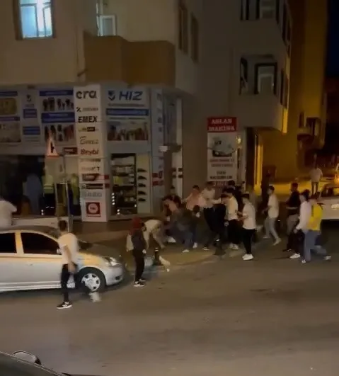 istanbulda-meydan-kavgasi-tekmeler-yumruklar-havada-ucustu-1659426533681.jpg İstanbul’da meydan kavgası! Tekmeler yumruklar havada uçuştu - 1