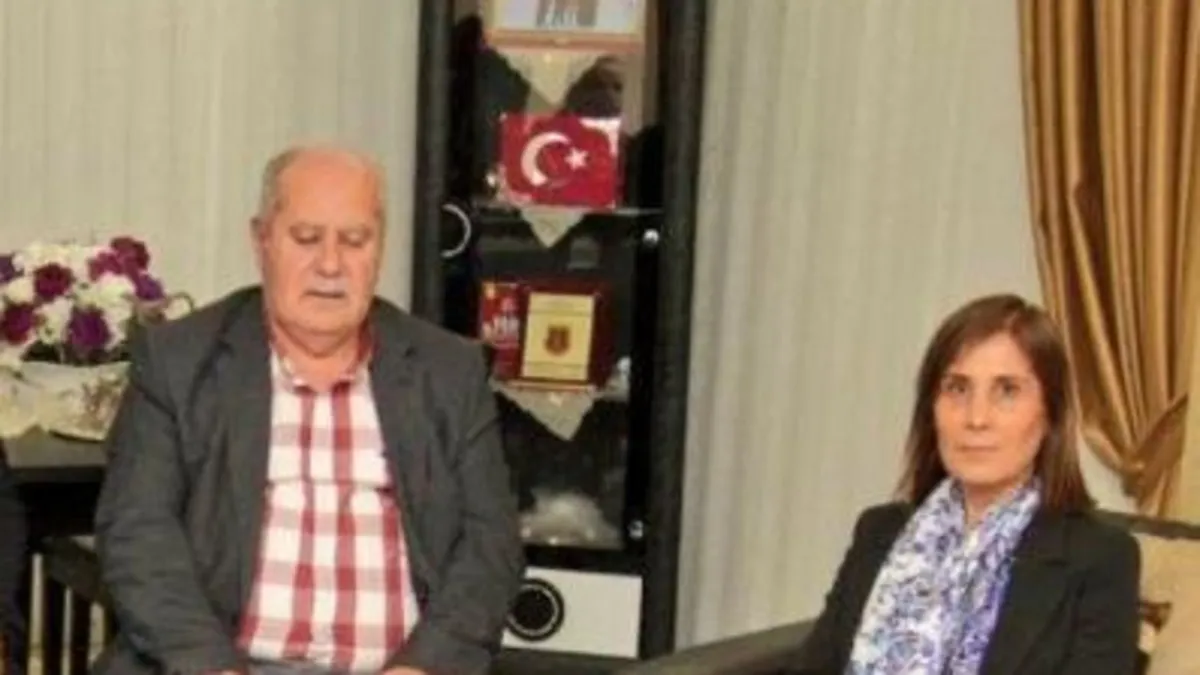 CHP'li Belediye Başkanı Oya Tekin'den skandal! Şehit ailesi ziyaretinde galoş giydi | Tepki yağdı: Hadsiz ve ahlaksızlar