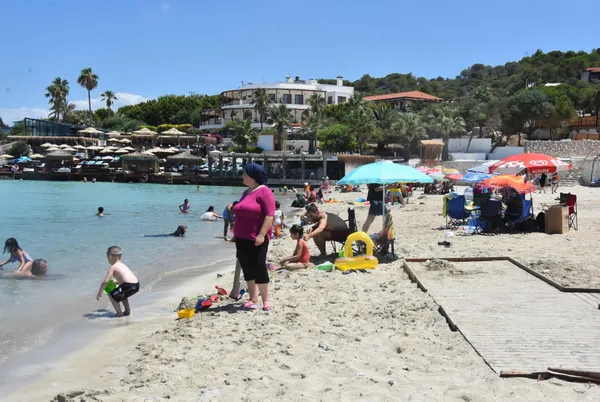 1626769049891.jpg Çeşme'de bayram yoğunluğu! Turistler sahile akın etti - 2
