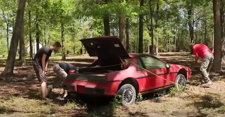 Pontiac Fiero’yu çalılıkların arasından alıp öyle bir hale getirdiler ki! 1985 model arabayı görenler gözlerine inanamadı