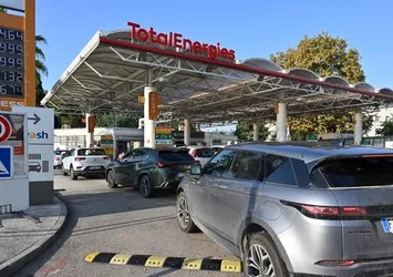 Fransa'da uzun akaryakıt kuyruğu