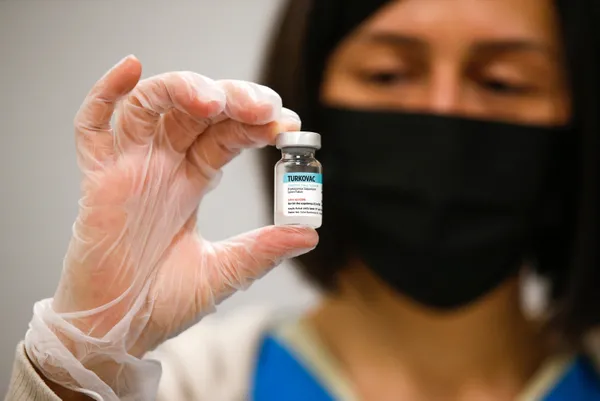 Bilim insanlarından sevindiren TURKOVAC açıklaması! Omicron’a karşı koruyor
