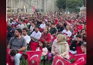 MEYDANLARDA TEK YÜREK OLUNDU