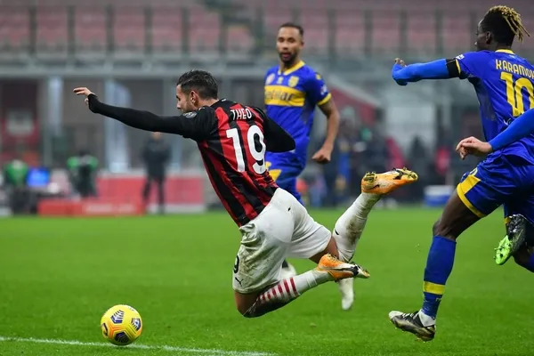 Milan Parma'ya yenilmekten son dakika golüyle kurtuldu - 6