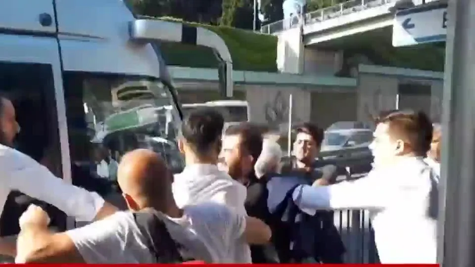 Metrobüste sigara kavgası | Video