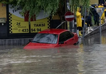 Sel sonrası Ankaralılardan Mansur Yavaş'a istifa çağrısı! Başkent rögarlar taştı çok sayıda yeri su bastı