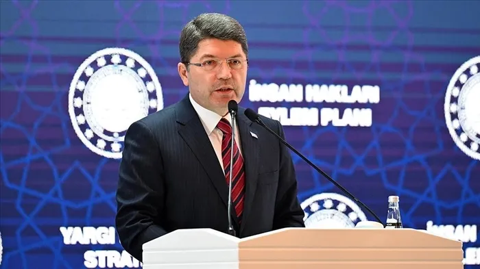 adalet-bakani-yilmaz-tunc-a-habere-konustu-12-yargi-paketi-infaz-tartismalari-ve-yeni-anayasa-icin-kritik-mesa-1768483312923.jpg foto:AA