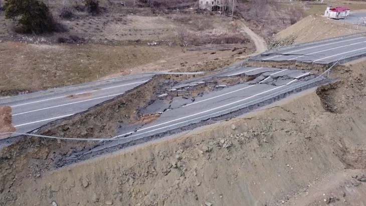 Adana Büyükşehir Belediyesi’nin yaptığı yol 2 yılda çöktü