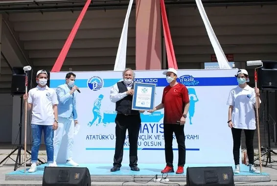 19 Mayıs’ta gençlerden rekor: Dünyanın en büyük resmini çizdiler - 4