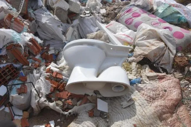 İzmir’de baraj yakınına dökülen molozlara halk isyan etti: Başa çıkamıyoruz