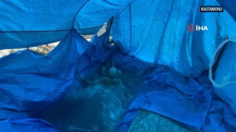 Bahçesinde kendi su parkını yaptı!