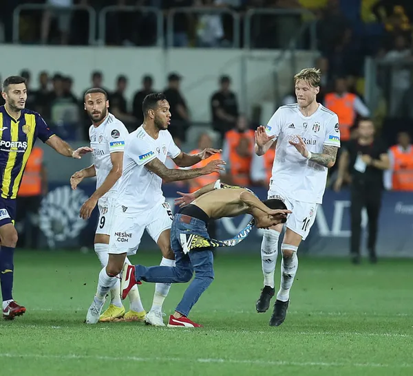 sahaya-giren-ankaragucu-taraftari-besiktasli-futbolcuya-tekme-atti-1662329954442.jpg Sahaya giren Ankaragücü taraftarı Beşiktaşlı futbolcuya tekme attı - 4