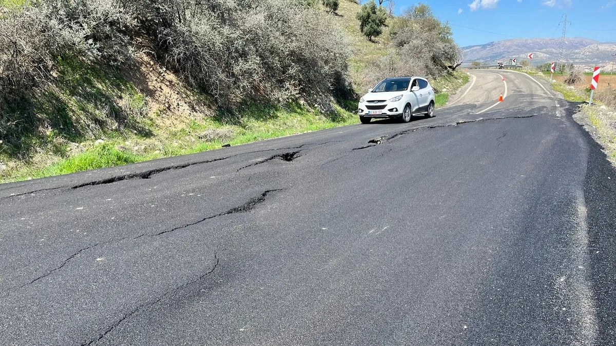 Çökmelerin olduğu yol kazalara davetiye çıkarıyor