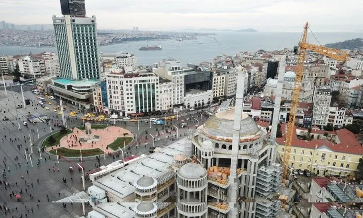 Taksim Camii minaresi külah bölümü yerleştirildi