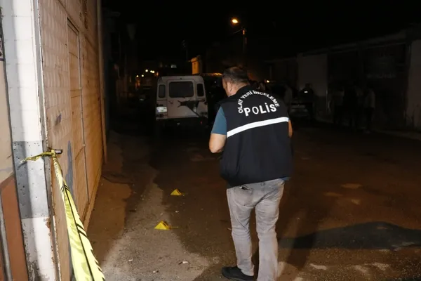 adanada-sokak-kana-bulandi-silahli-catismada-1-kisi-hayatini-kaybetti-1653027080407.jpg Adana’da sokak kana bulandı! Silahlı çatışmada 1 kişi hayatını kaybetti - 3