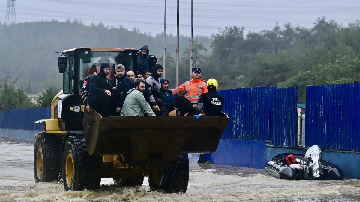 CANLI İstanbul'da şiddetli yağmur yolları göle çevirdi! Afetin izlerini A Haber görüntüledi