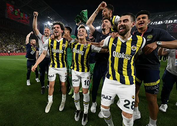 Fenerbahçe 5 yıldızlı formayla kupa törenine çıktı! TFF ceza verecek mi? İşte o talimat...