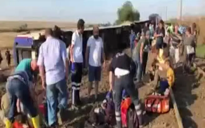 Yolcu treni raydan çıktı!