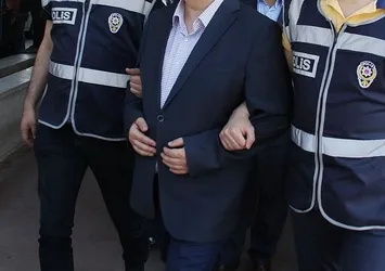 FETÖ zanlısı ‘çok gizli’ ibareli bilgi notunu yutarken yakalandı