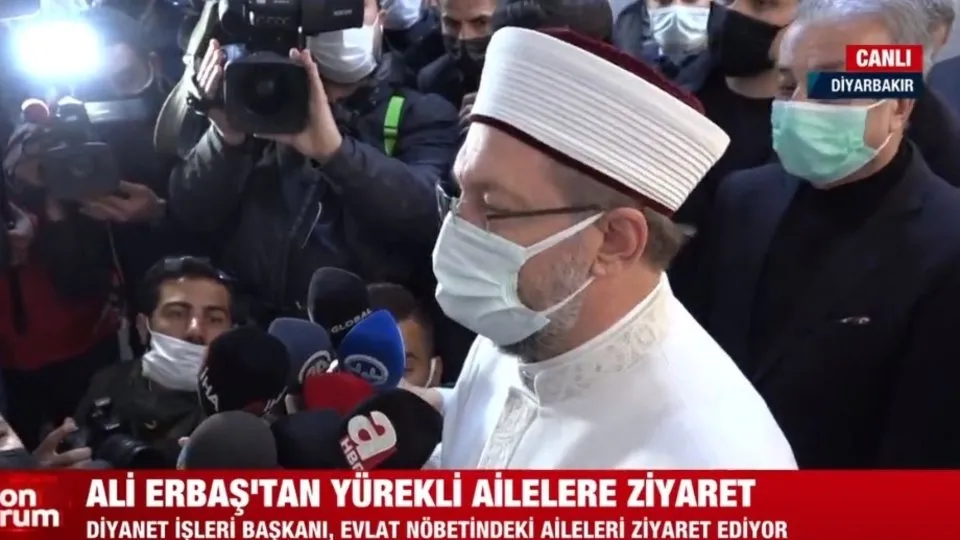 Diyanet İşleri Başkanı Ali Erbaş Diyarbakır’da evlat nöbeti tutan anneleri ziyaret etti