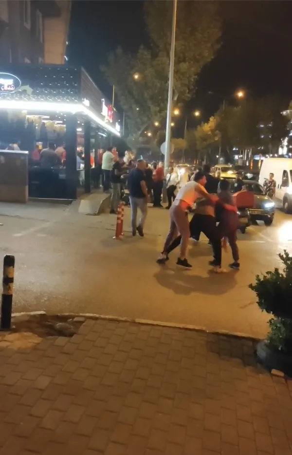 bursada-corbacida-yan-bakma-kavgasi-acimasizca-saldirdilar-1661155203034.jpg Bursa’da çorbacıda yan bakma kavgası! Acımasızca saldırdılar - 1