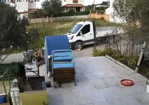 Vicdanları yaralayan görüntüler! Yerde yatan köpeği ezdi yoluna devam etti